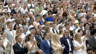 El Papa saluda a las numerosas parejas de novios presentes en la audiencia