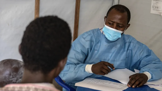 Personal médico atiende a un niño que sufre de mpox en el Centro de Salud de Munigi en Munigi, República Democrática del Congo. EFE/EPA/Moise Kasereka