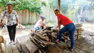 Mujeres preparando el complemento alimenticio