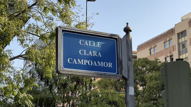Rótulo de la calle Clara Campoamor en Sevilla