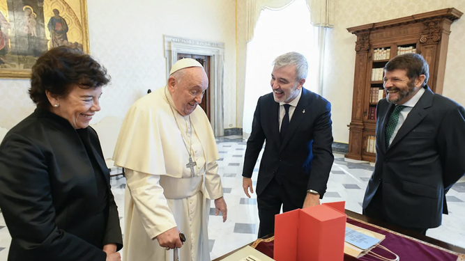 El alcalde de Barcelona Jaume Collboni y la ministra Isabel Celáa con el papa Francisco