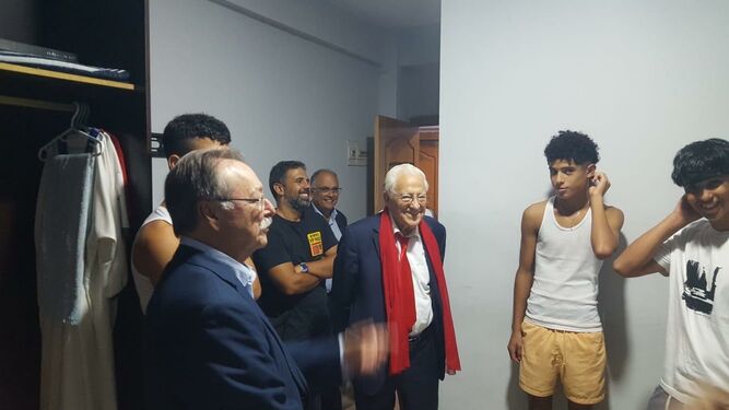 El Padre Ángel y el presidente de Ceuta en un piso de acogida de menores