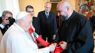 Francisco besa una estola con la bandera de Líbano