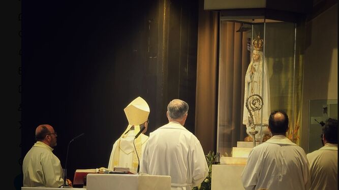 Francisco Cerro ante la Virgen de Fátima