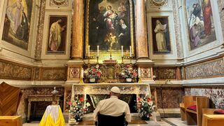 Francisco reza ante la Virgen de los Peregrinos en la Basílica de San Agustín