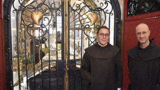 Miguel Ángel González y Marcho Chiesa ante el sepulcro abierto de Santa Teresa. EÑE