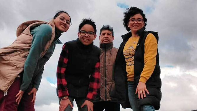 Dos novios de la macroboda con sus hijos
