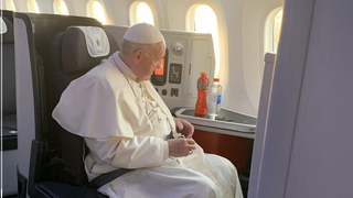 Francisco, a bordo de un avión en una foto de archivo