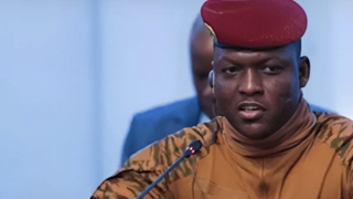 Ibrahim Traoré, al frente de la junta militar que gobierna Burkina Fasso