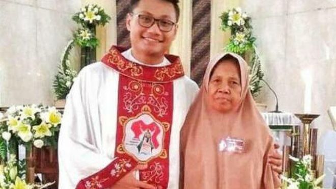 Padre Edi Prasetyo y su abuela musulmana