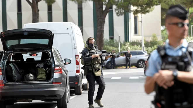 La policía en las inmediaciones de la sinagoga atacada