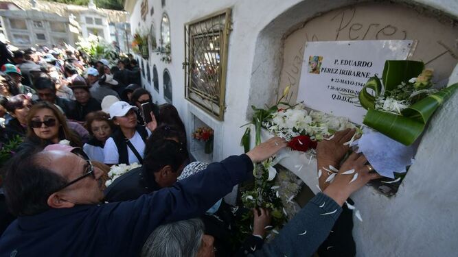 Despedida en el cementerio al jesuita Eduardo Pérez Iribarne