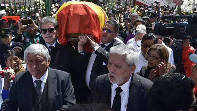 Traslado del féretro del jesuita Eduardo Pérez Iribarne