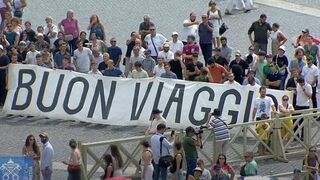 Los fieles desearon "¡Buen viaje!" al Papa Francisco