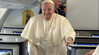 Francisco, en el avión que lo llevará a Indonesia