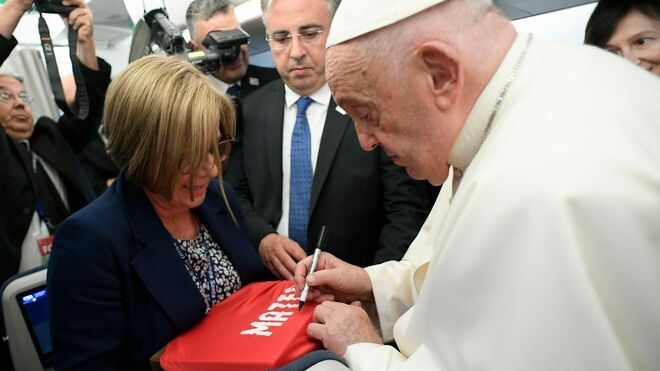 El Papa firmó la camiseta de Mateo