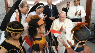 Francisco, con algunos niños en la Nunciatura de Yakarta