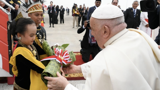 Francisco recibió los regalos de dos niños a su llegada a Yakarta