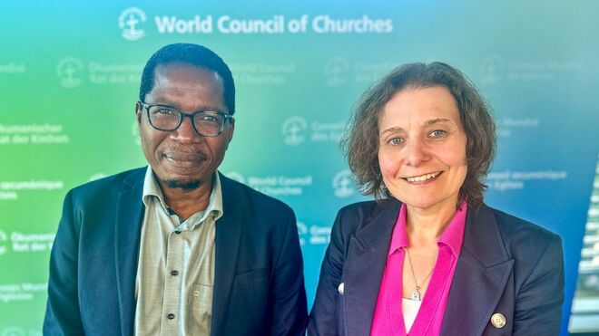 Kenneth Mtata, director del programa de Testimonio Público y Diaconía del Consejo Mundial de Iglesias (CMI) con Mirjam 't Lam, directora ejecutiva de Oikocredi