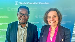 Kenneth Mtata, director del programa de Testimonio Público y Diaconía del Consejo Mundial de Iglesias (CMI) con Mirjam 't Lam, directora ejecutiva de Oikocredi