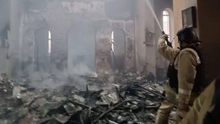 Los bomberos intentan extinguir el incendio