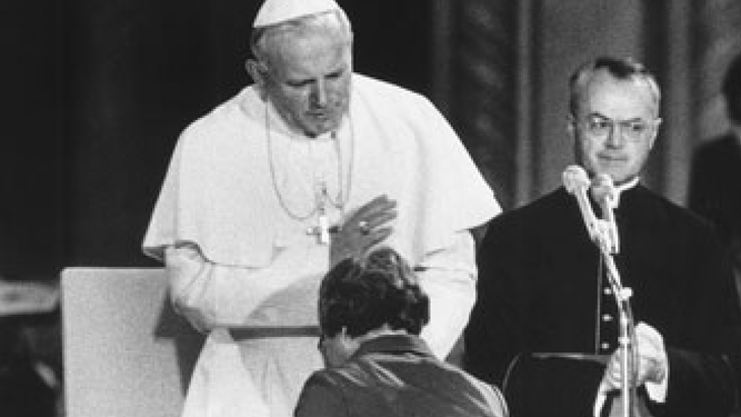 Juan Pablo II da la bendición a Theresa Kane