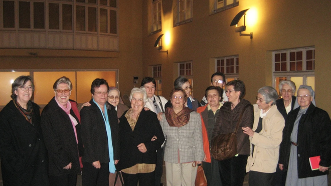 La autora y las monjas entrevistadas en 2008, durante la primera presentación del libro