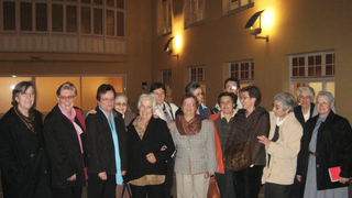 La autora y las monjas entrevistadas en 2008, durante la primera presentación del libro