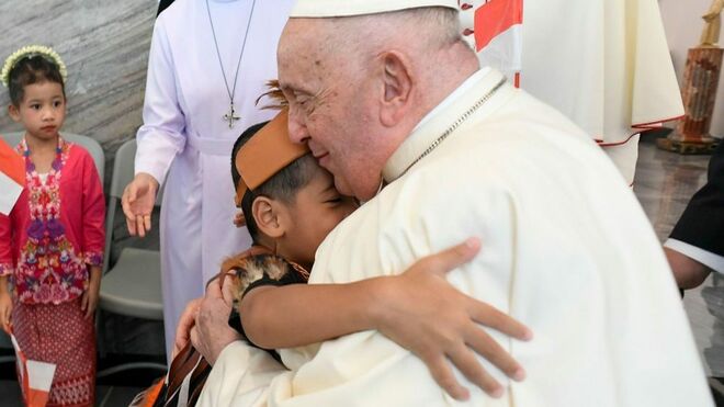 El Papa se abraza con un niño en la Nunciatura de Yakarta