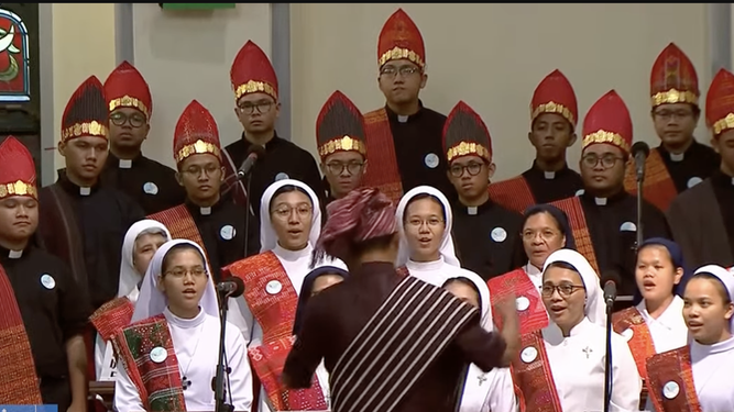 Coro de curas, seminaristas y monjas indonesios