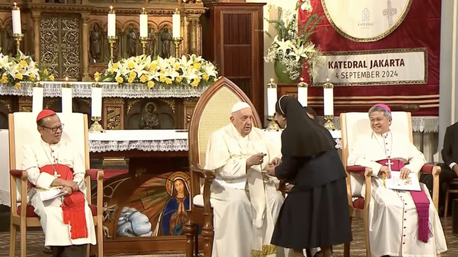 El Papa habla con Agnes, la religiosa indonesia