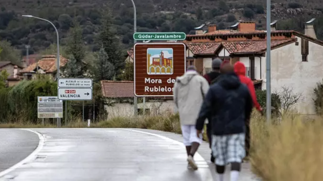 Migrantes pasean por las calles de Mora de Rubielos