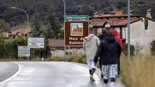 Migrantes pasean por las calles de Mora de Rubielos