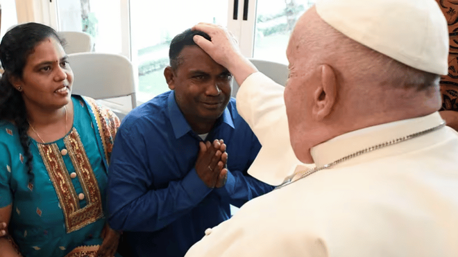 Francisco bendiciendo a una pareja