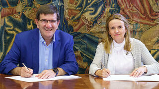 El rector de Deusto, Juan José Etxeberria, y Kermele Acebo, CEO de Grupo SSI