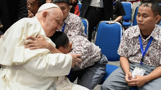 Francisco, con los miembros de las asociaciones caritativas de Indonesia