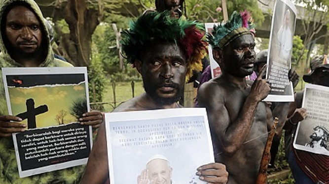 Concentración de indígenas papúes ante la Nunciatura en Yakarta
