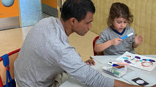 Marcelino Leo trabajando en su escuela