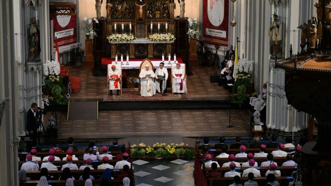 El Papa durante el encuentro con obispos, clero y religiosas de Indonesia