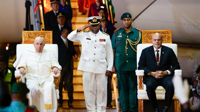 Francisco llega a Papúa Nueva Guinea