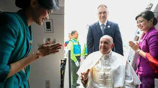 El Papa, entrando en el avión que le llevará a Puerto Moresby