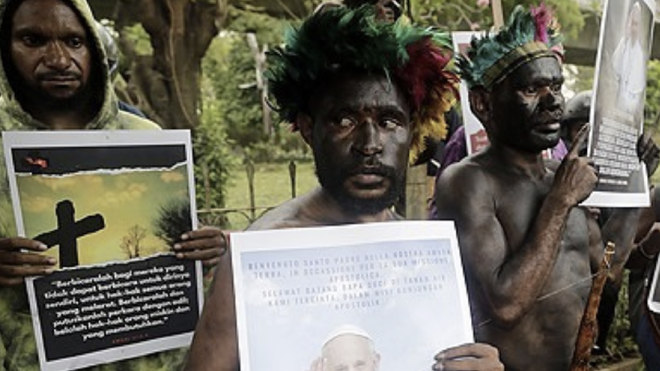Indígenas papúes frente a Nunciatura en Yakarta Indonsia