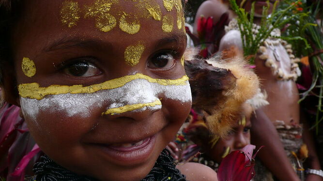 Niño indígena de Papúa Nueva Guinea