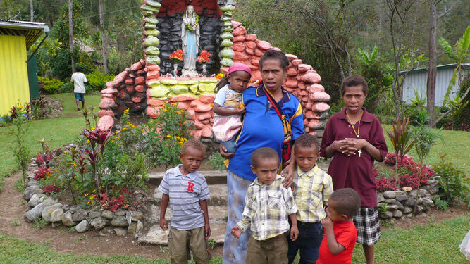 Una familia indígena católica en Papúa Nueva Guinea