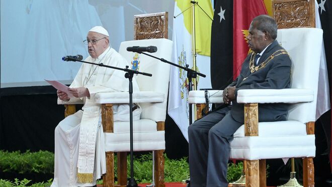El papa Francisco, durante su visita a Papúa Nueva Guinea, acompañado por el gobernador general Bob Dadae
