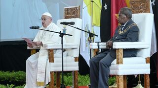 El papa Francisco, durante su visita a Papúa Nueva Guinea, acompañado por el gobernador general Bob Dadae