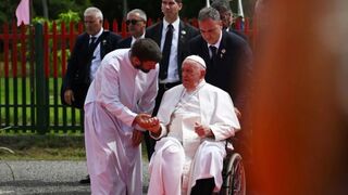 El papa Francisco con un misionero en Vánimo
