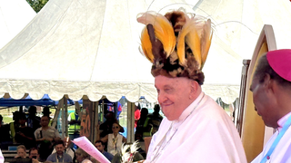 El Papa con un sombrero típico en Papúa