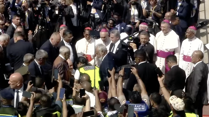 El Papa, a su llegada a Timor Oriental