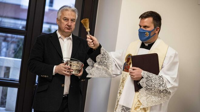 Gergö Bese, bendiciendo las instalaciones del partido de Orbán